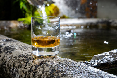 調和的極致交響樂：解構三得利「響 21年」如何融合山崎、白州與知多原酒，呈現如樂章般複雜的和諧風味。